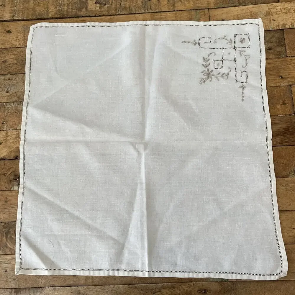 Vintage 2 Placemats 2 Napkins Set Floral Gray Embroidery Linen